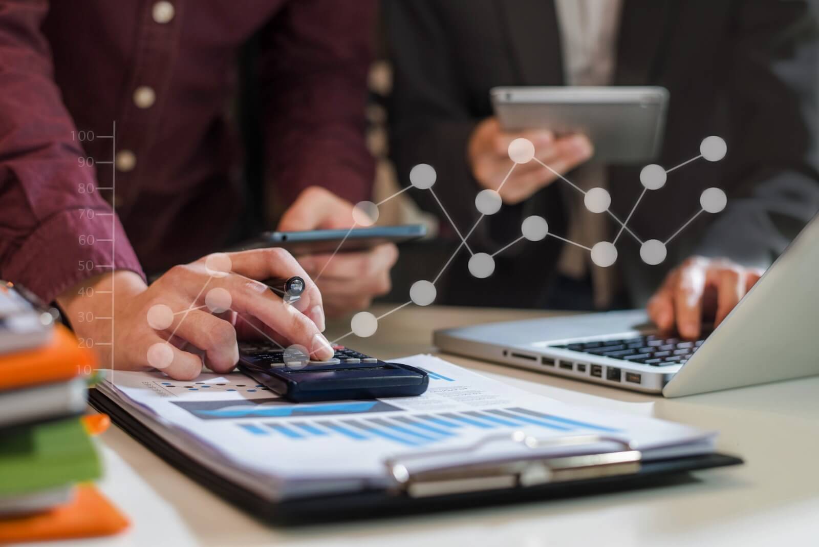 Imagem de um jogador apostando em um cassino online com um laptop.